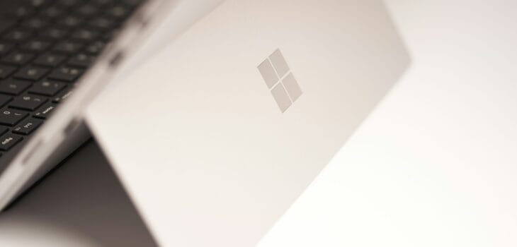 white-laptop-computer-on-white-table