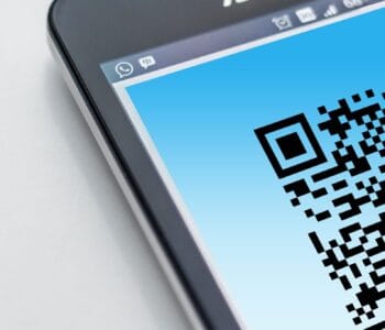 Free High-resolution close-up of a smartphone displaying a QR code on its screen. Stock Photo