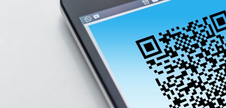 Free High-resolution close-up of a smartphone displaying a QR code on its screen. Stock Photo